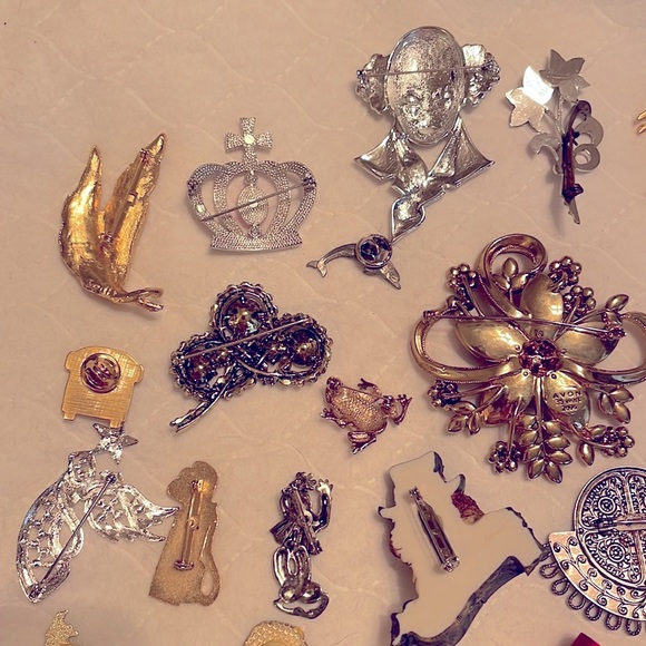38 various Brooches and pins. Mostly metal. #20 - Picture 8 of 12